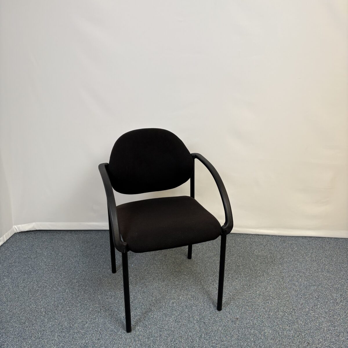 Siège de réunion en plastique et tissu noir simple et fonctionnel