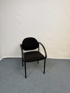 Siège de réunion en plastique et tissu noir simple et fonctionnel