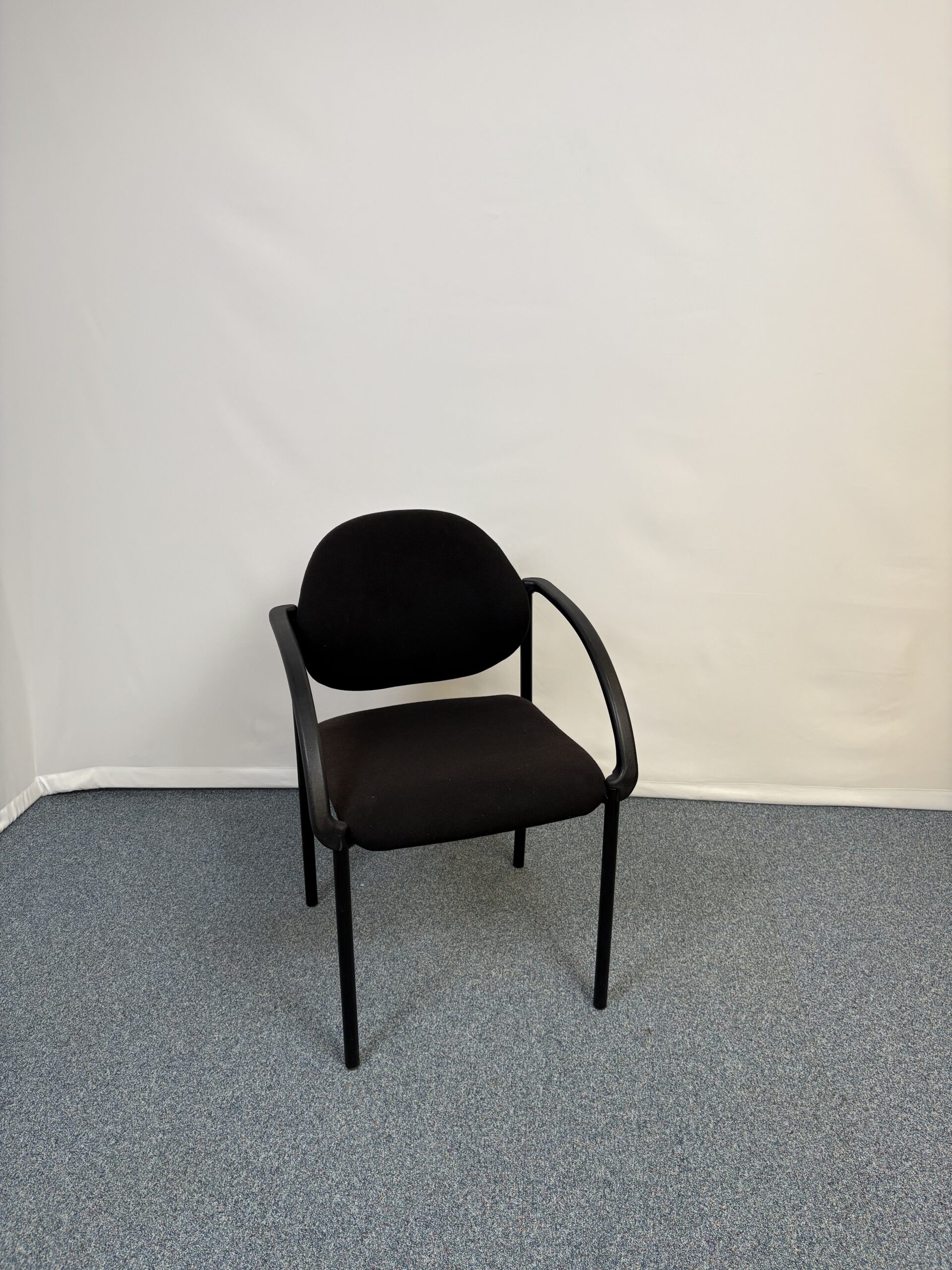 Siège de réunion en plastique et tissu noir simple et fonctionnel