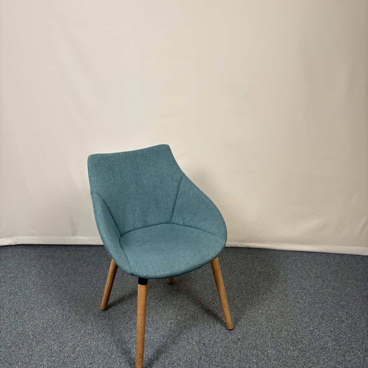 Siège visiteur en bois avec assise en tissu bleu  confortable