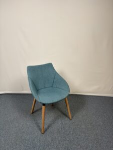 Siège visiteur en bois avec assise en tissu bleu  confortable
