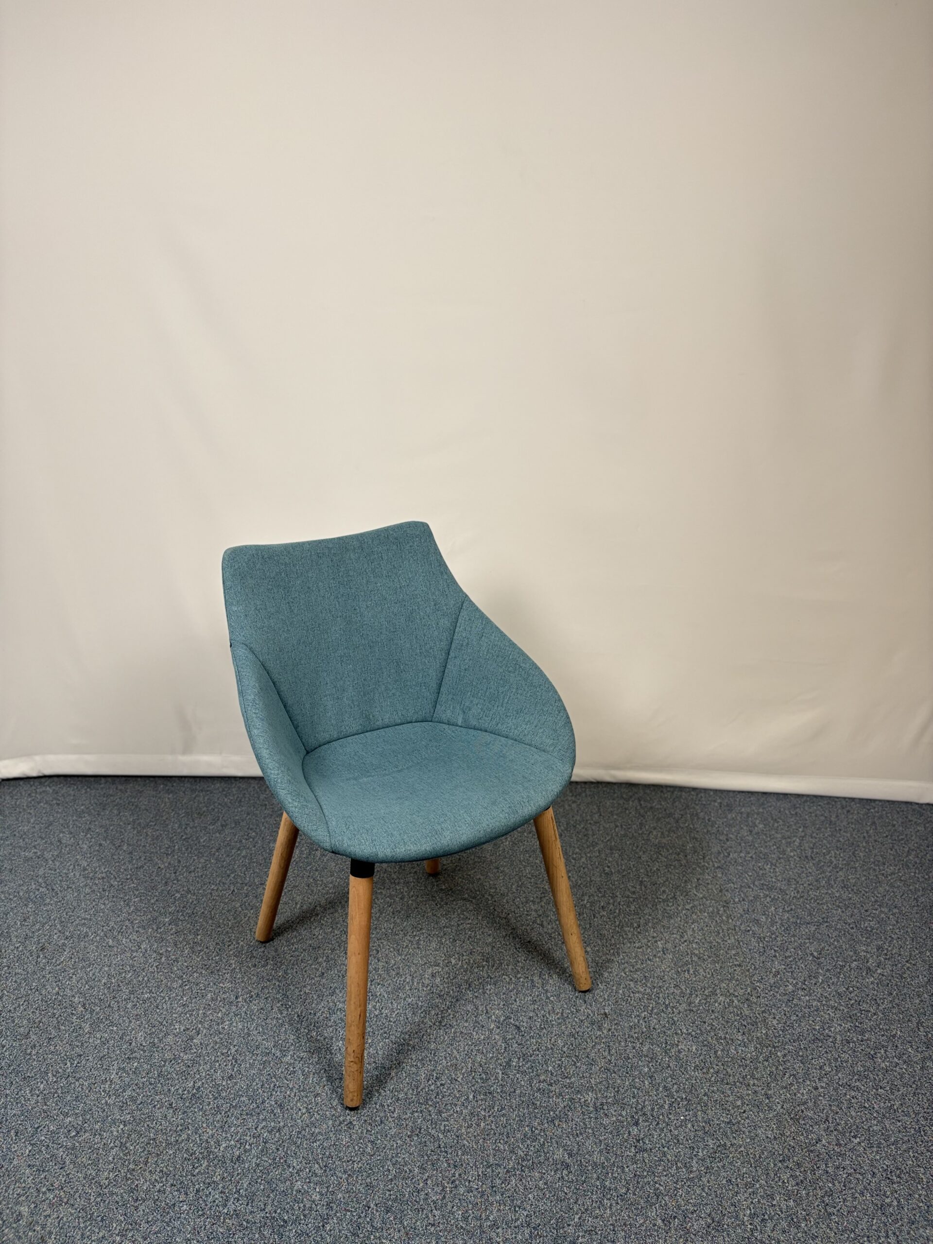 Siège visiteur en bois avec assise en tissu bleu confortable