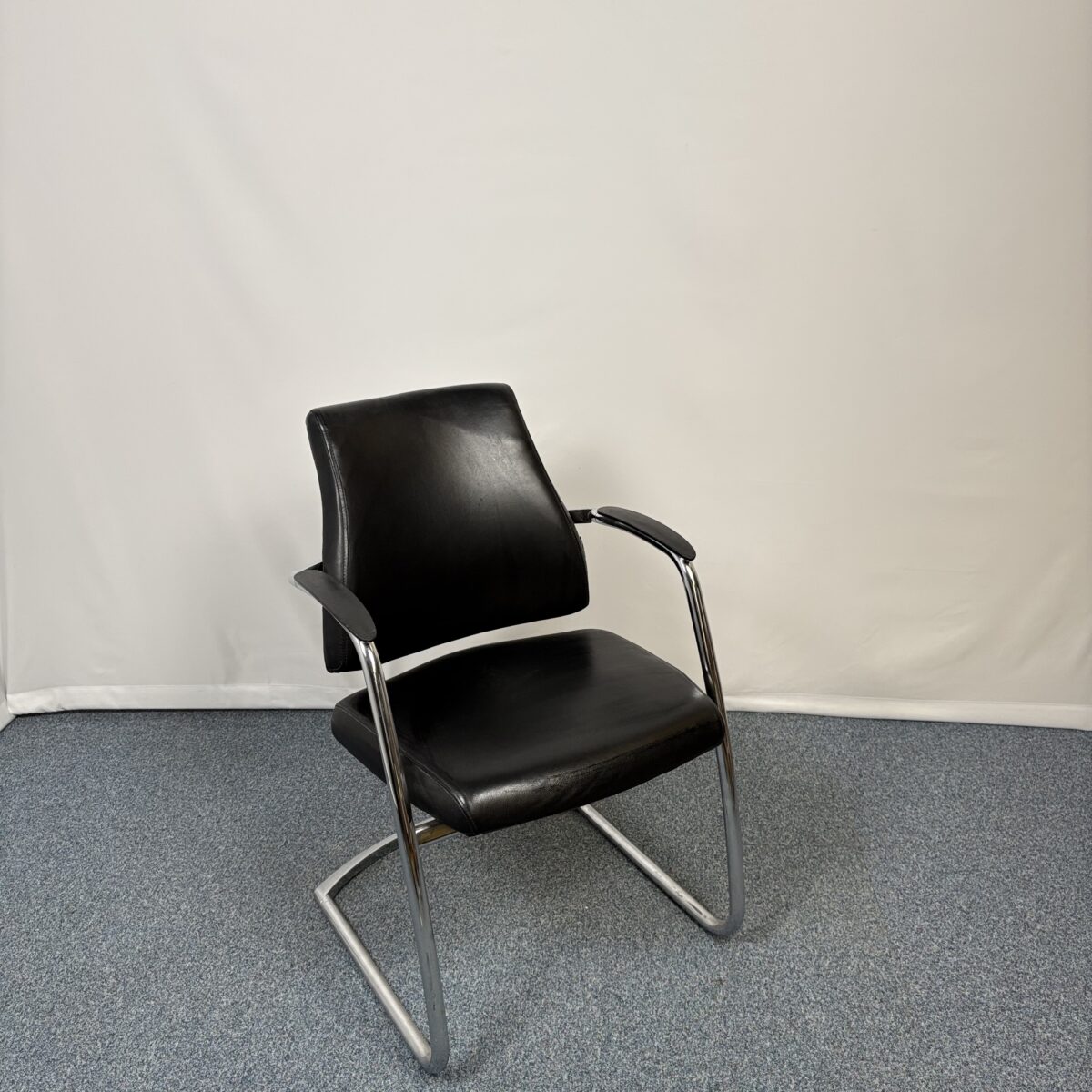 Siège visiteur en métal et cuir noir