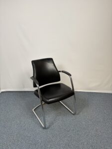 Siège visiteur en métal et cuir noir