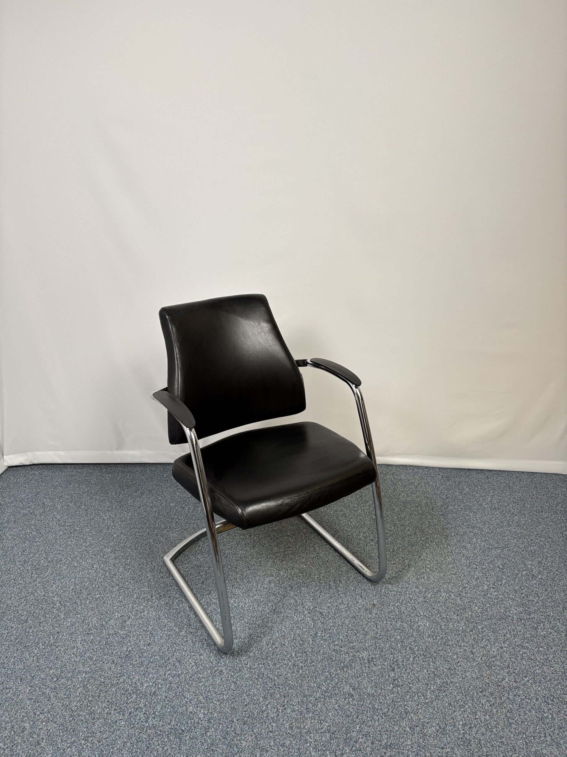 Siège visiteur en métal et cuir noir