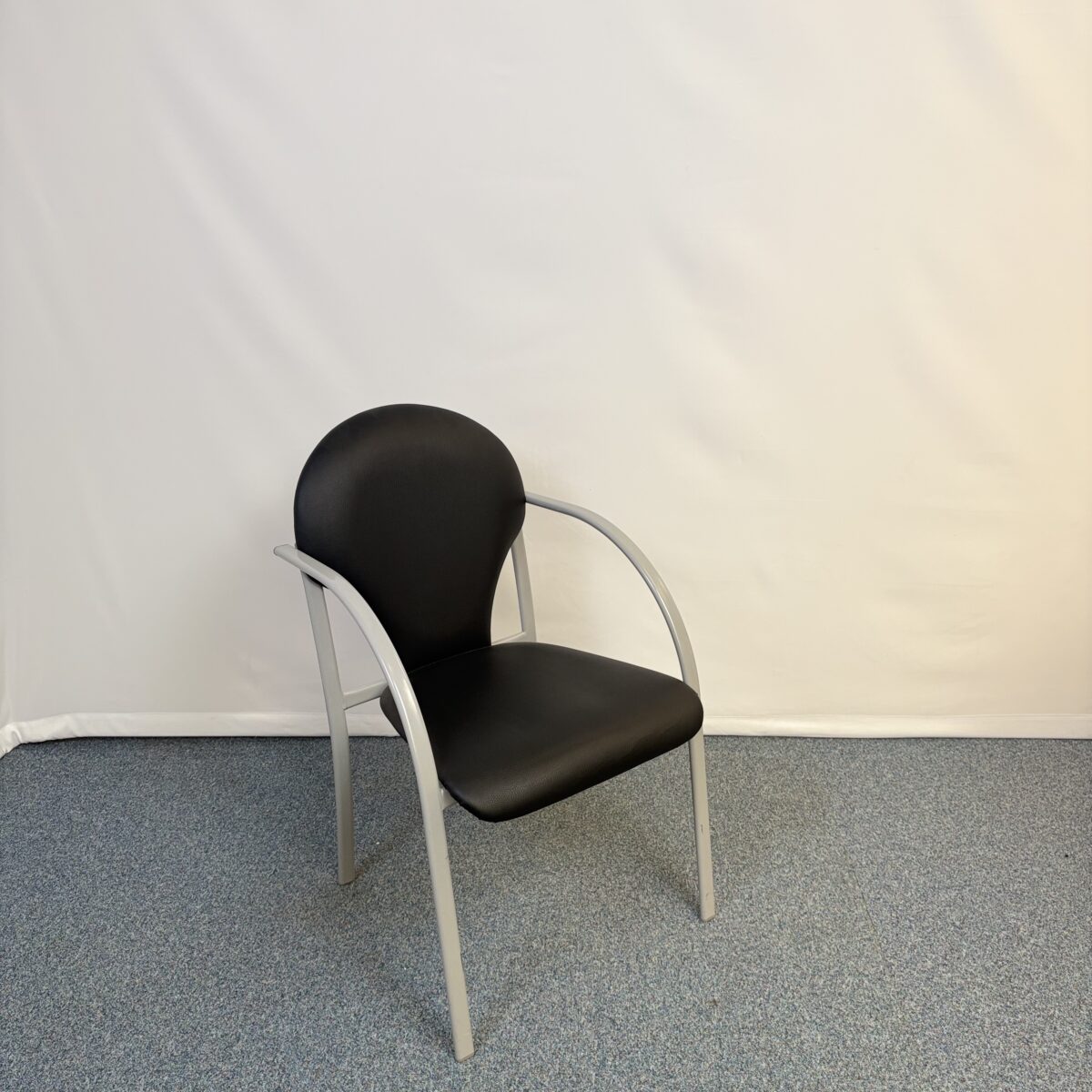 Siège visiteur en cuir noir et structure élégante