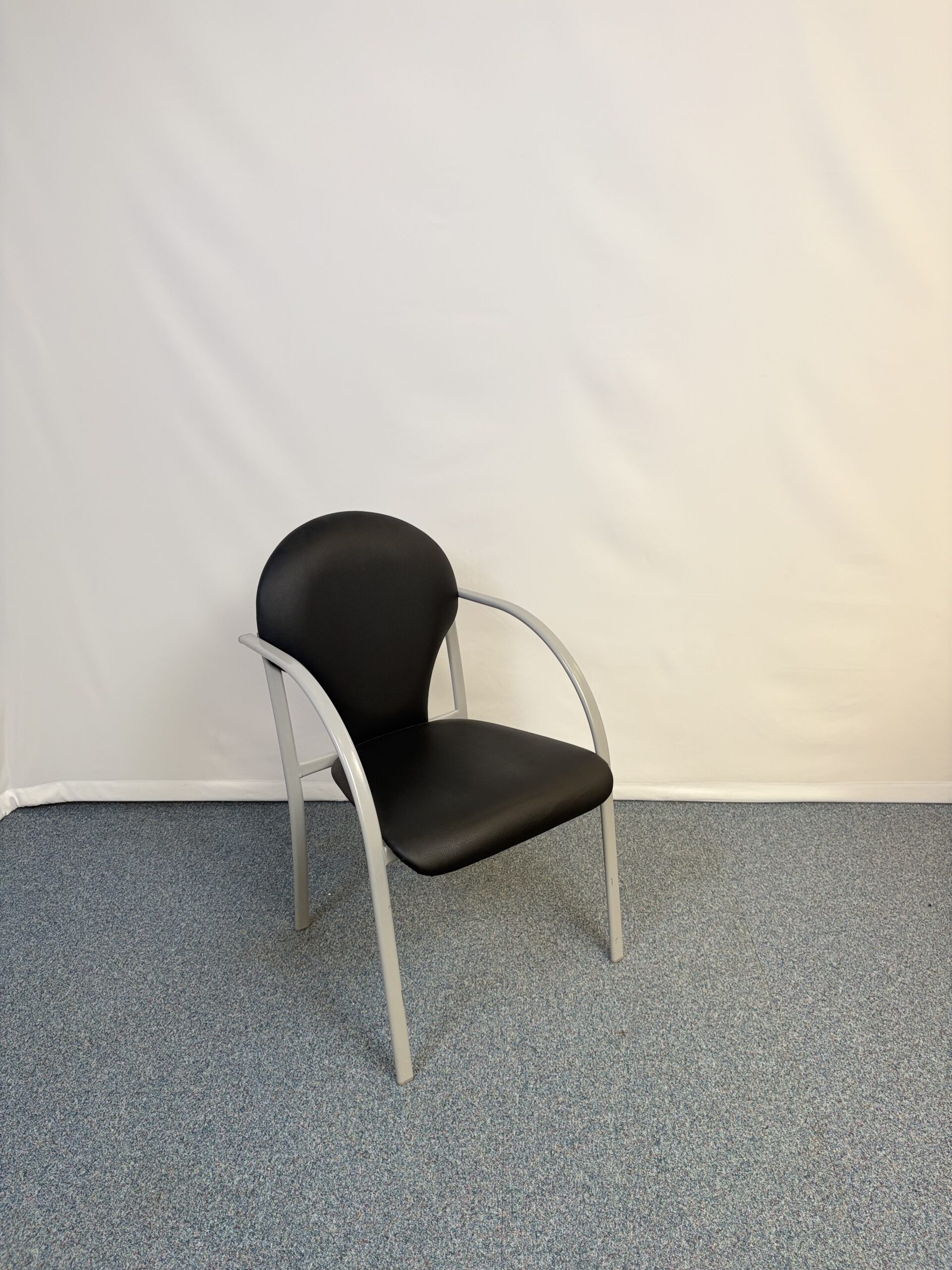 Siège visiteur en cuir noir et structure élégante