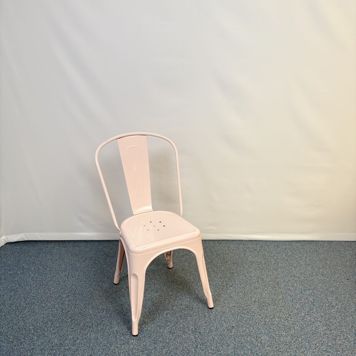 Siège visiteur en métal rose au style contemporain