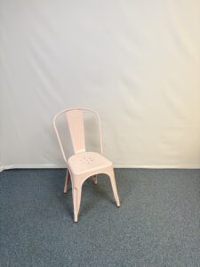 Siège visiteur en métal rose au style contemporain