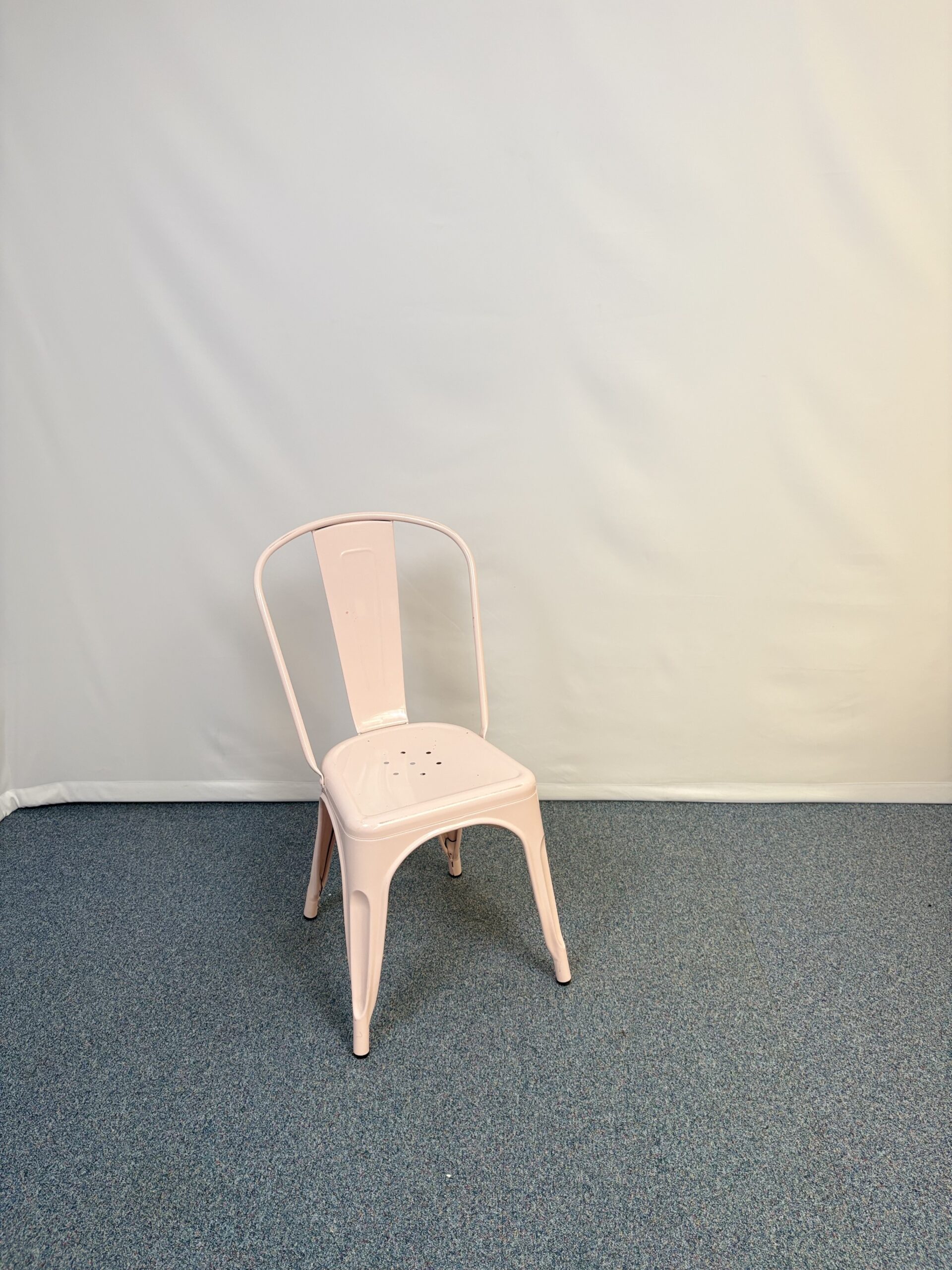 Siège visiteur en métal rose au style contemporain