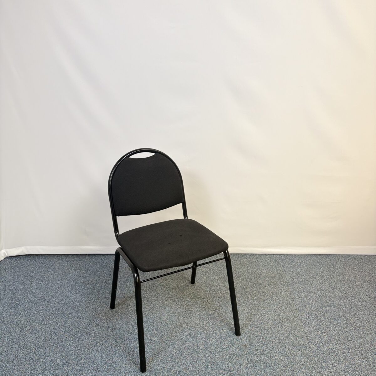 Siège visiteur en métal et tissu noir simple et fonctionnel