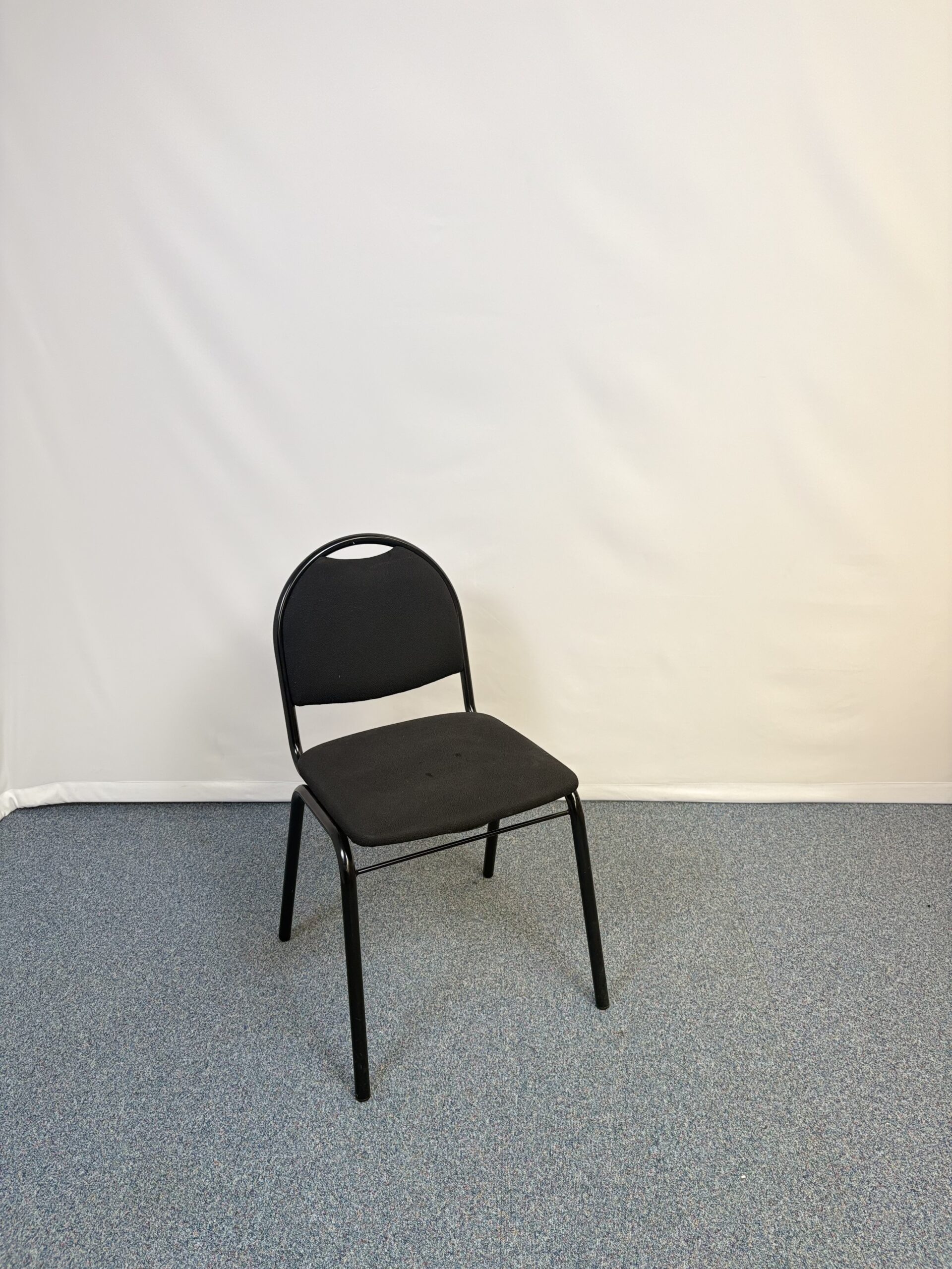 Siège visiteur en métal et tissu noir simple et fonctionnel