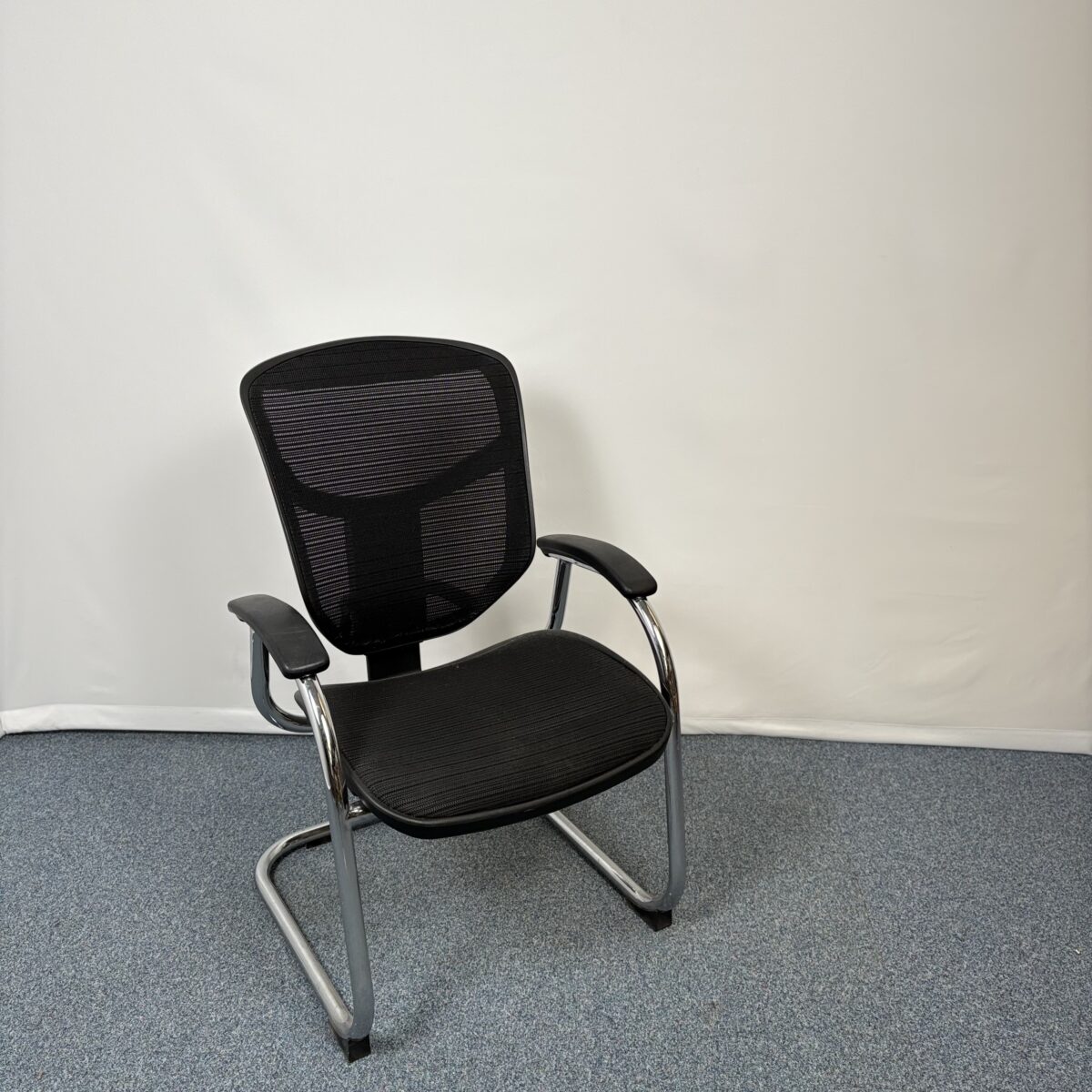 Siège visiteur en métal et tissu noir confortable et pratique