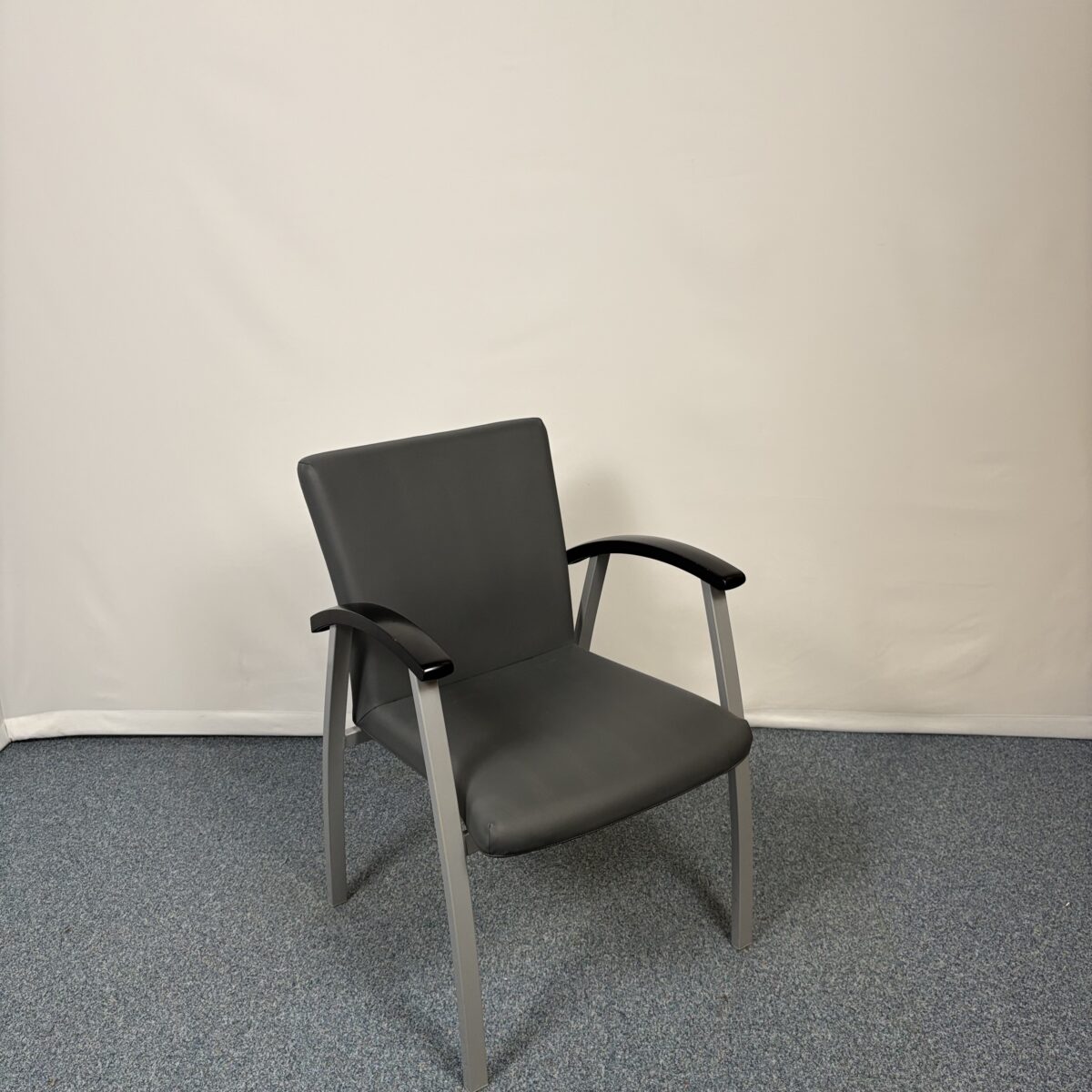 Siège visiteur en métal et tissu élégant