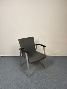 Siège visiteur en métal et tissu élégant