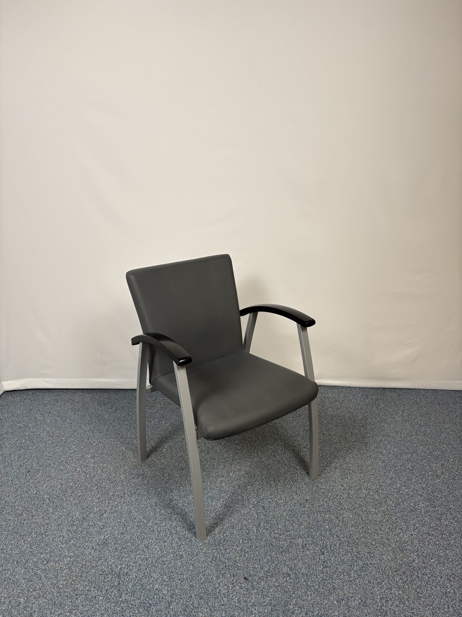 Siège visiteur en métal et tissu élégant