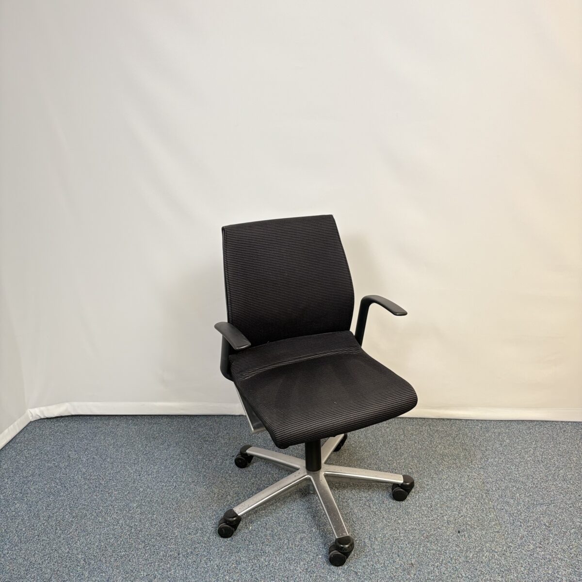 Siège visiteur en métal et tissu noir