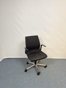 Siège visiteur en métal et tissu noir