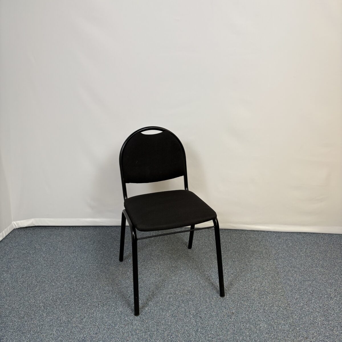 Siège visiteur en métal et tissu noir élégant