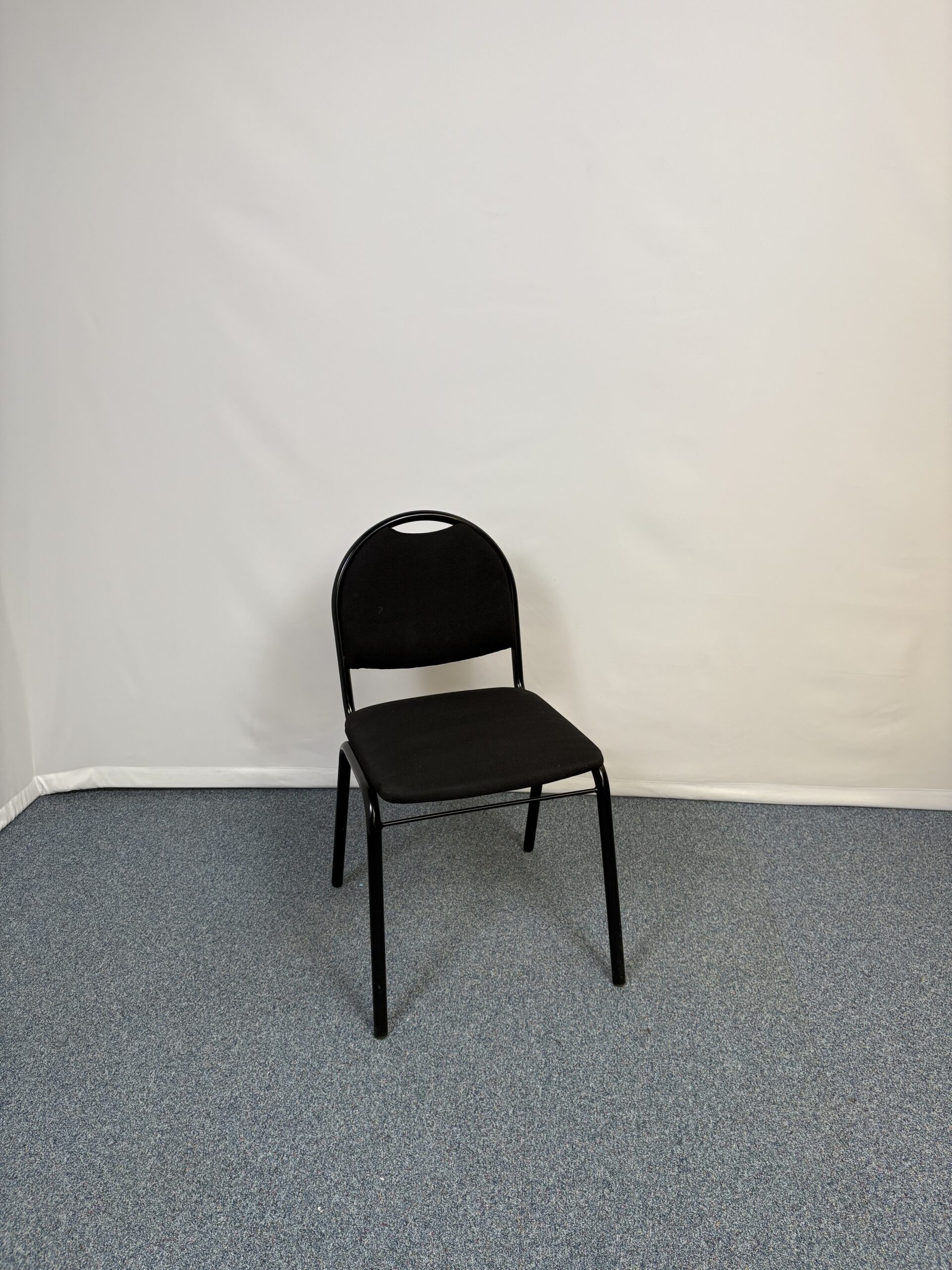 Siège visiteur en métal et tissu noir élégant