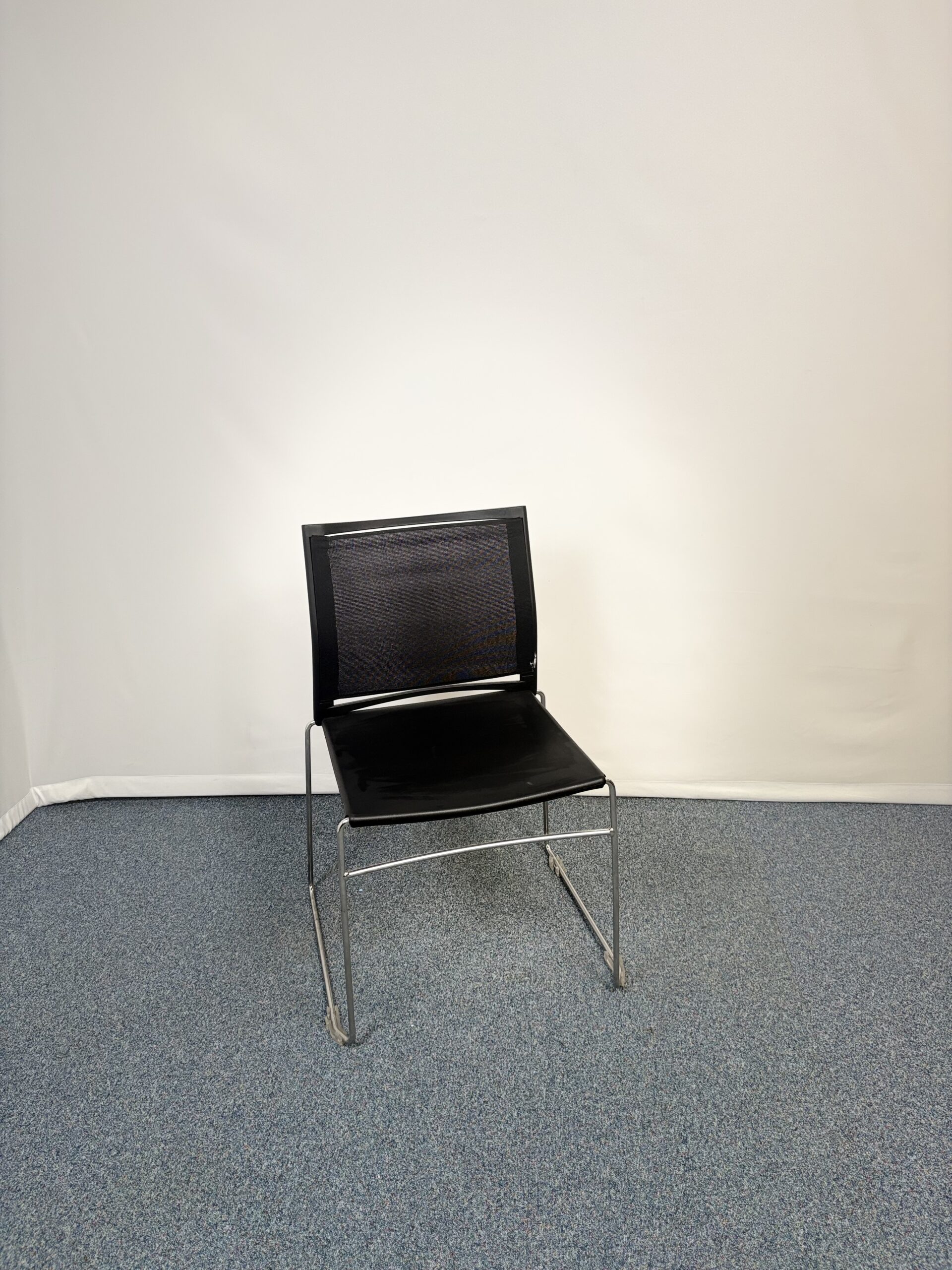 Chaise visiteur noire moderne et légère