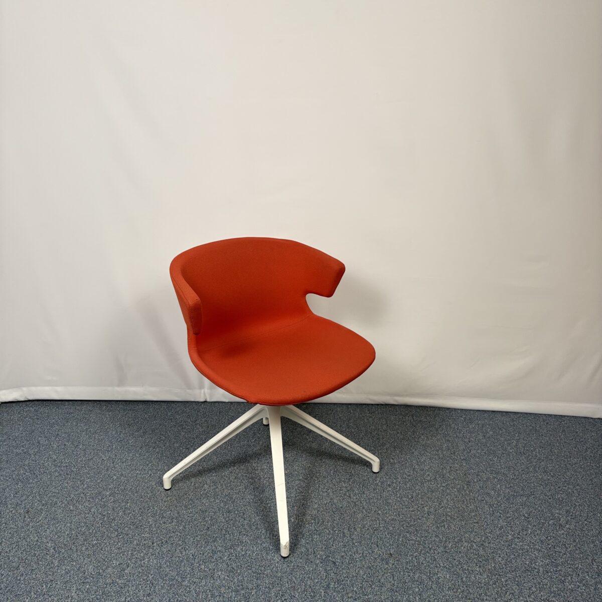 Chaise visiteur rouge au style design et moderne