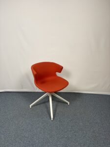 Chaise visiteur rouge au style design et moderne