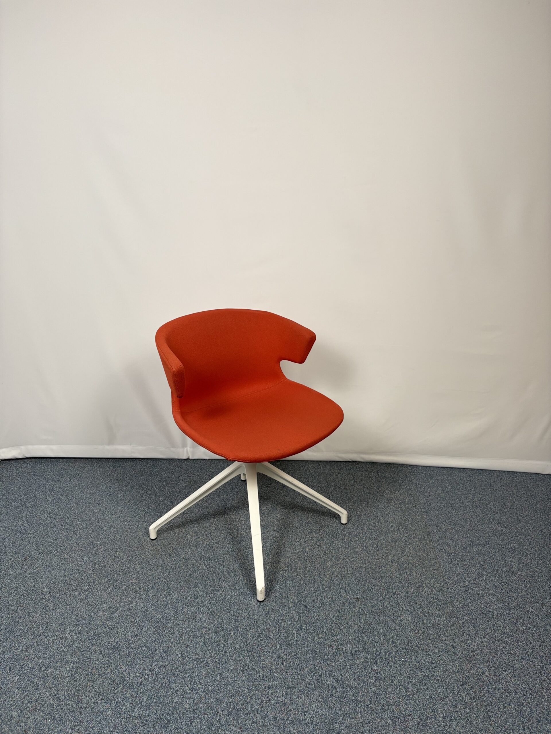 Chaise visiteur rouge au style design et moderne