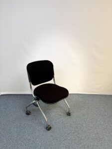 Chaise visiteur en métal et tissu noir pliante avec roulettes