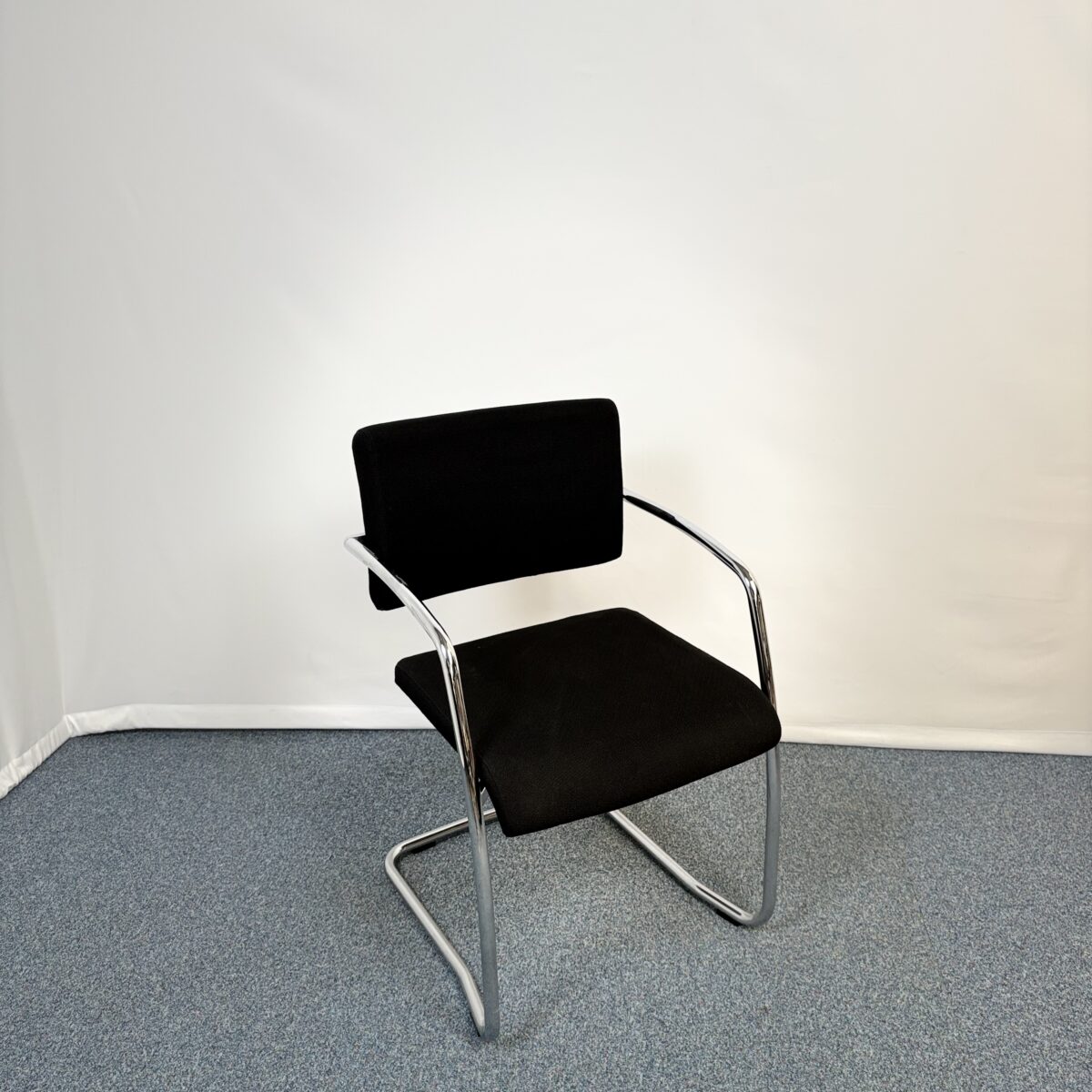 Siège visiteur design en métal et tissu noir