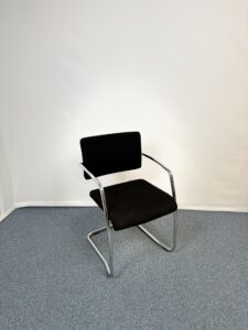 Siège visiteur design en métal et tissu noir