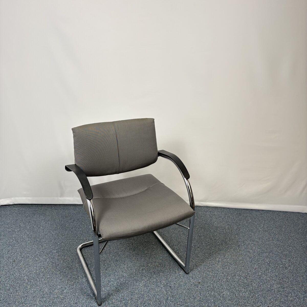 Siège visiteur Vitra en métal et tissu gris