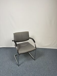 Siège visiteur Vitra en métal et tissu gris