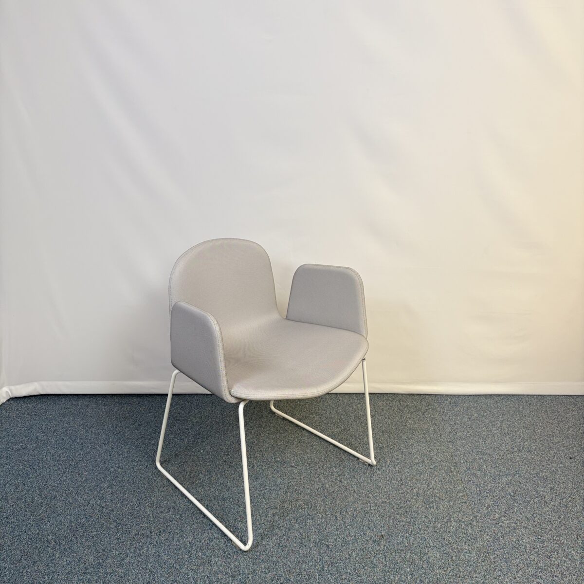 Siège visiteur en métal et tissu confortable