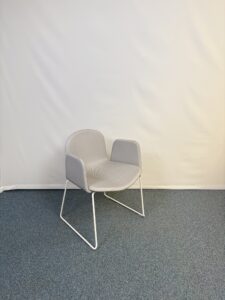 Siège visiteur en métal et tissu confortable