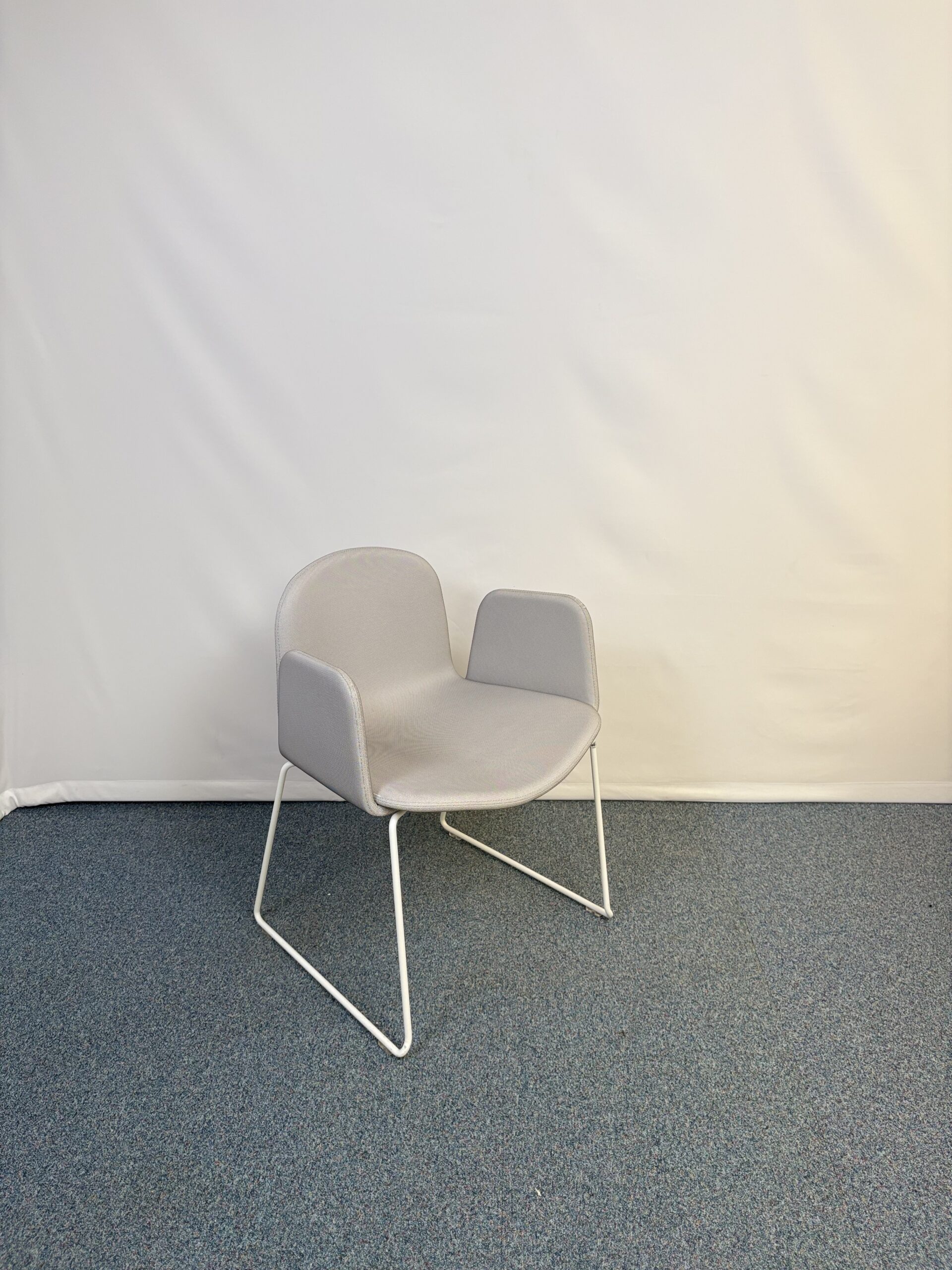 Siège visiteur en métal et tissu confortable