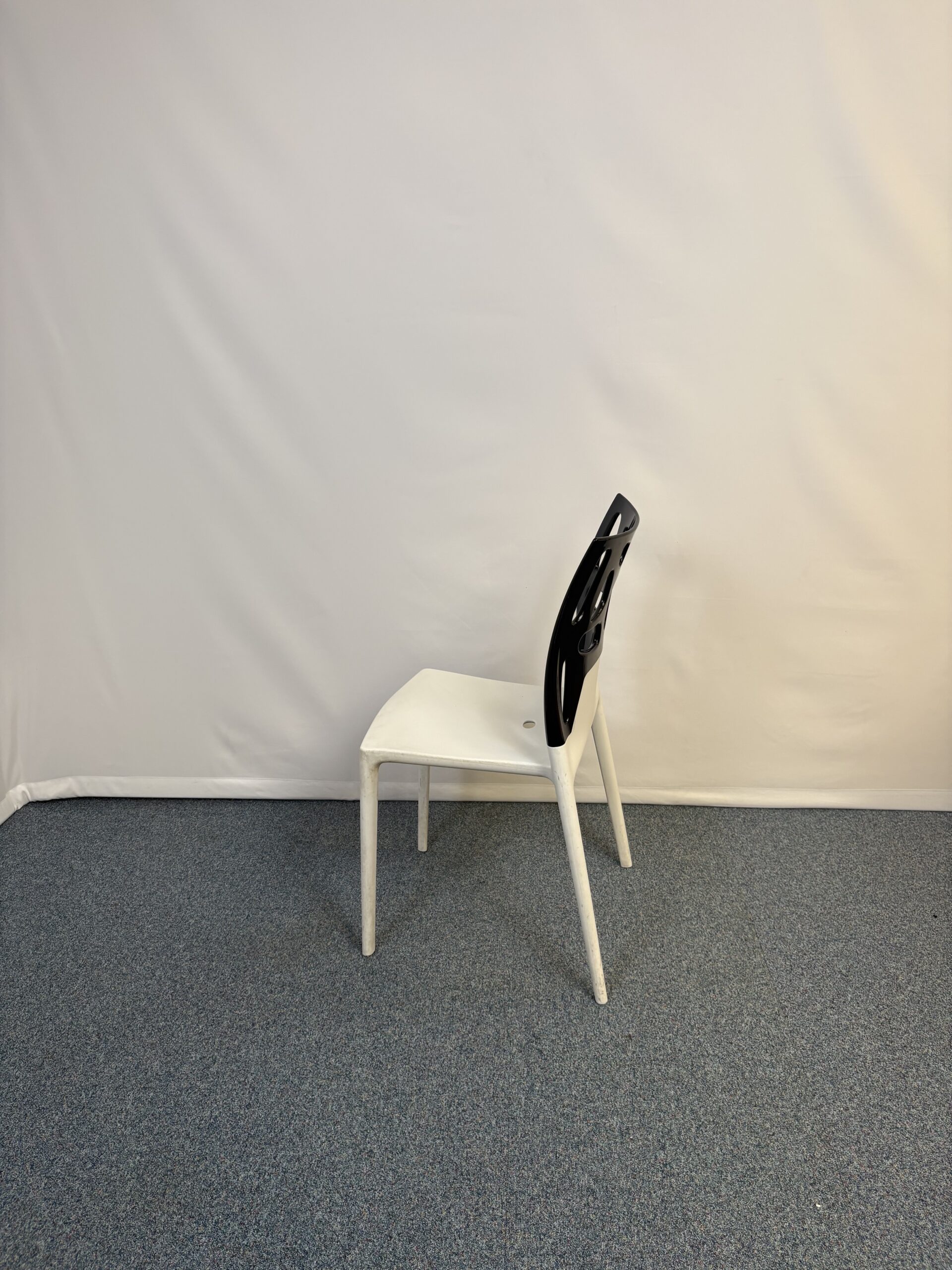 chaise-visiteur-plastique-luisinia-skdesign-4.jpeg