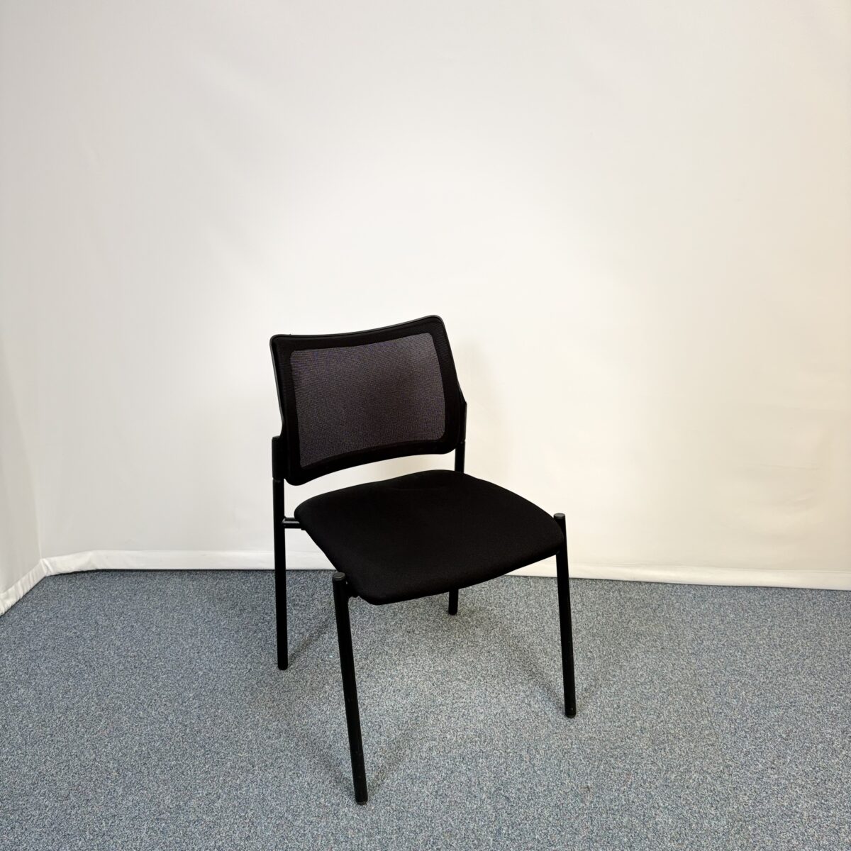 Siège visiteur en tissu noire et plastique