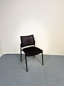 Siège visiteur en tissu noire et plastique