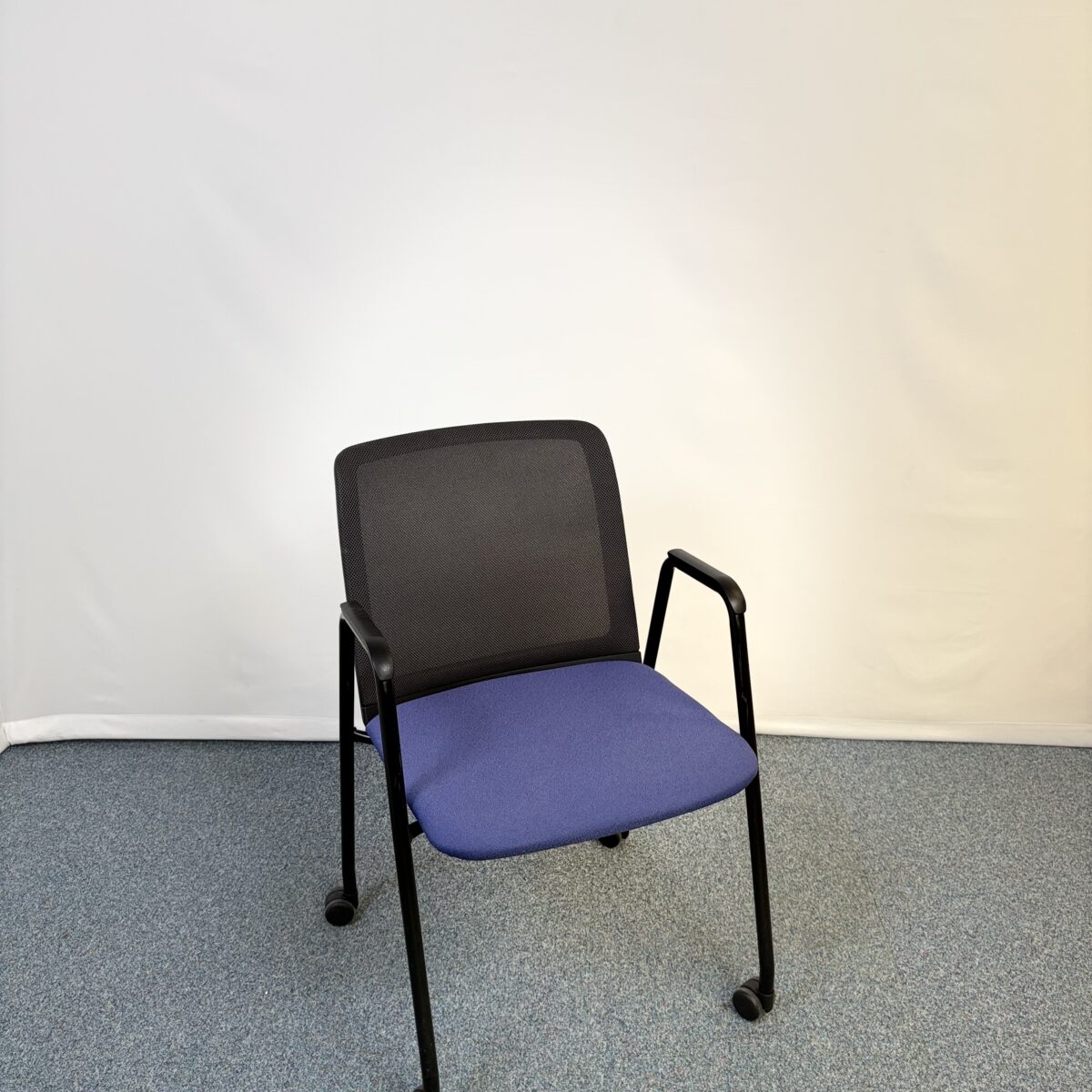 Siège de conférence Haworth bleu et noir sur roulettes avec accoudoirs