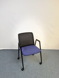 Siège de conférence Haworth bleu et noir sur roulettes avec accoudoirs