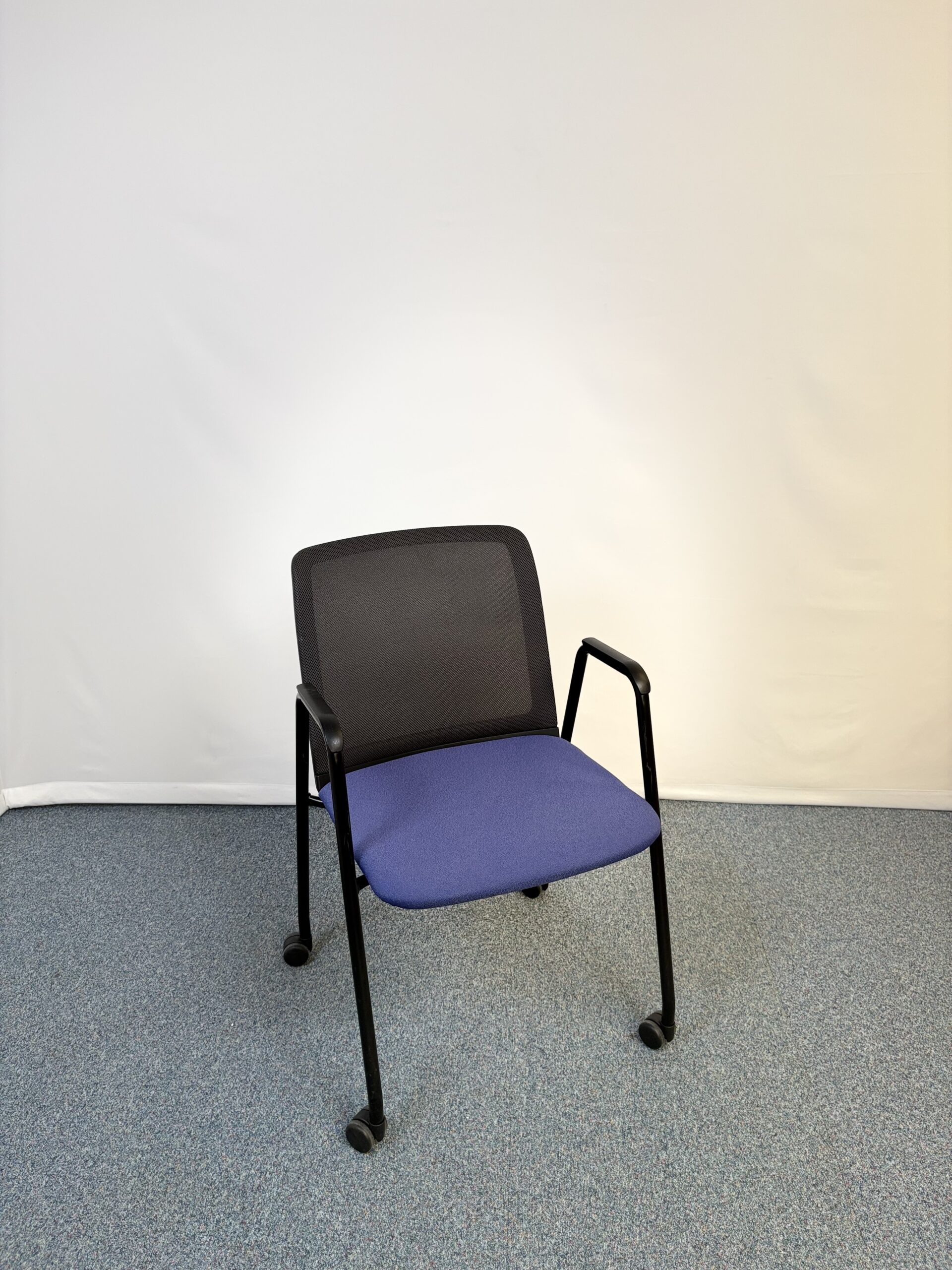 Siège de conférence Haworth bleu et noir sur roulettes avec accoudoirs