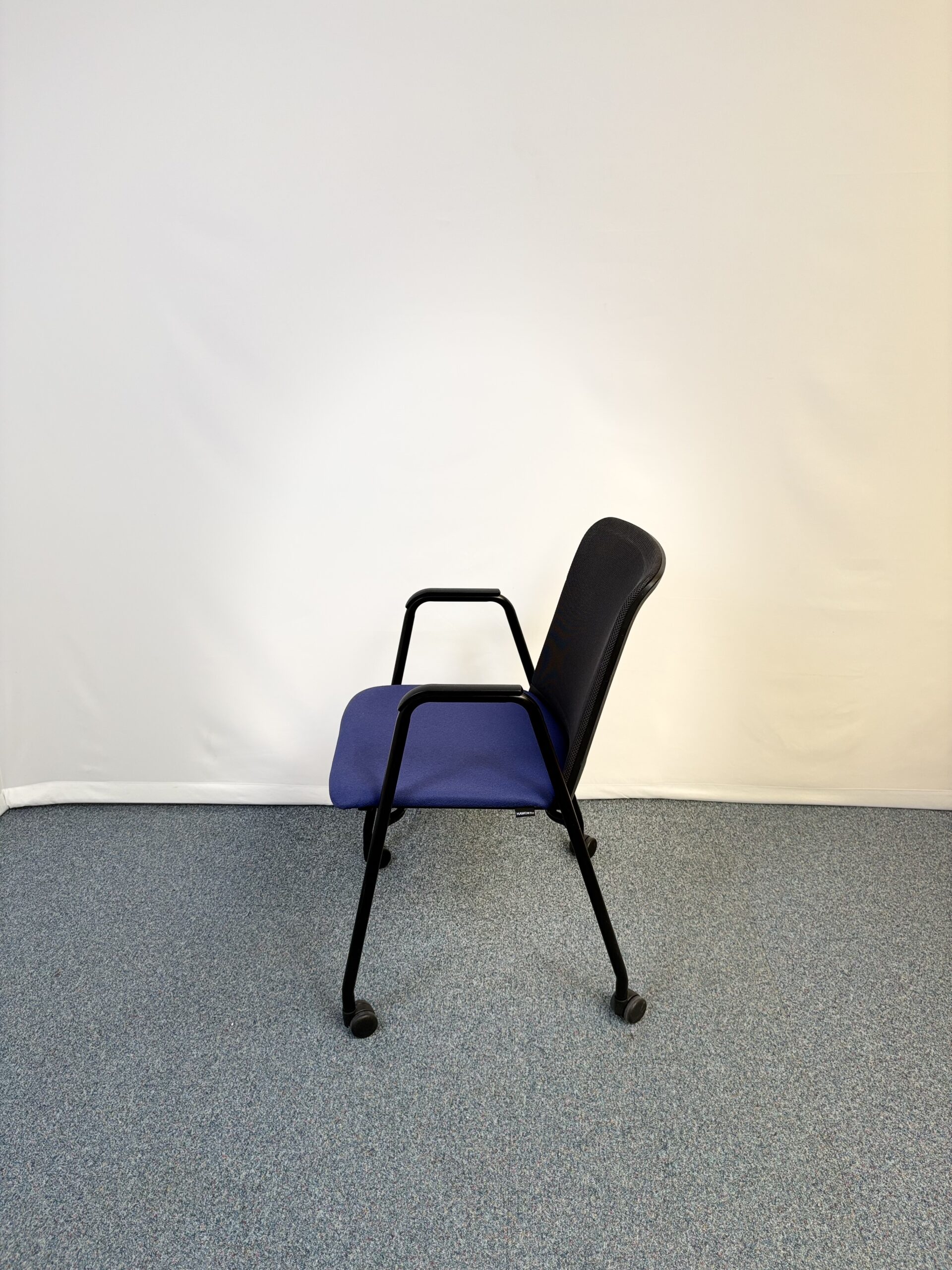 chaise-visiteur-plastique-tissu-bleu-haworth-4.jpeg