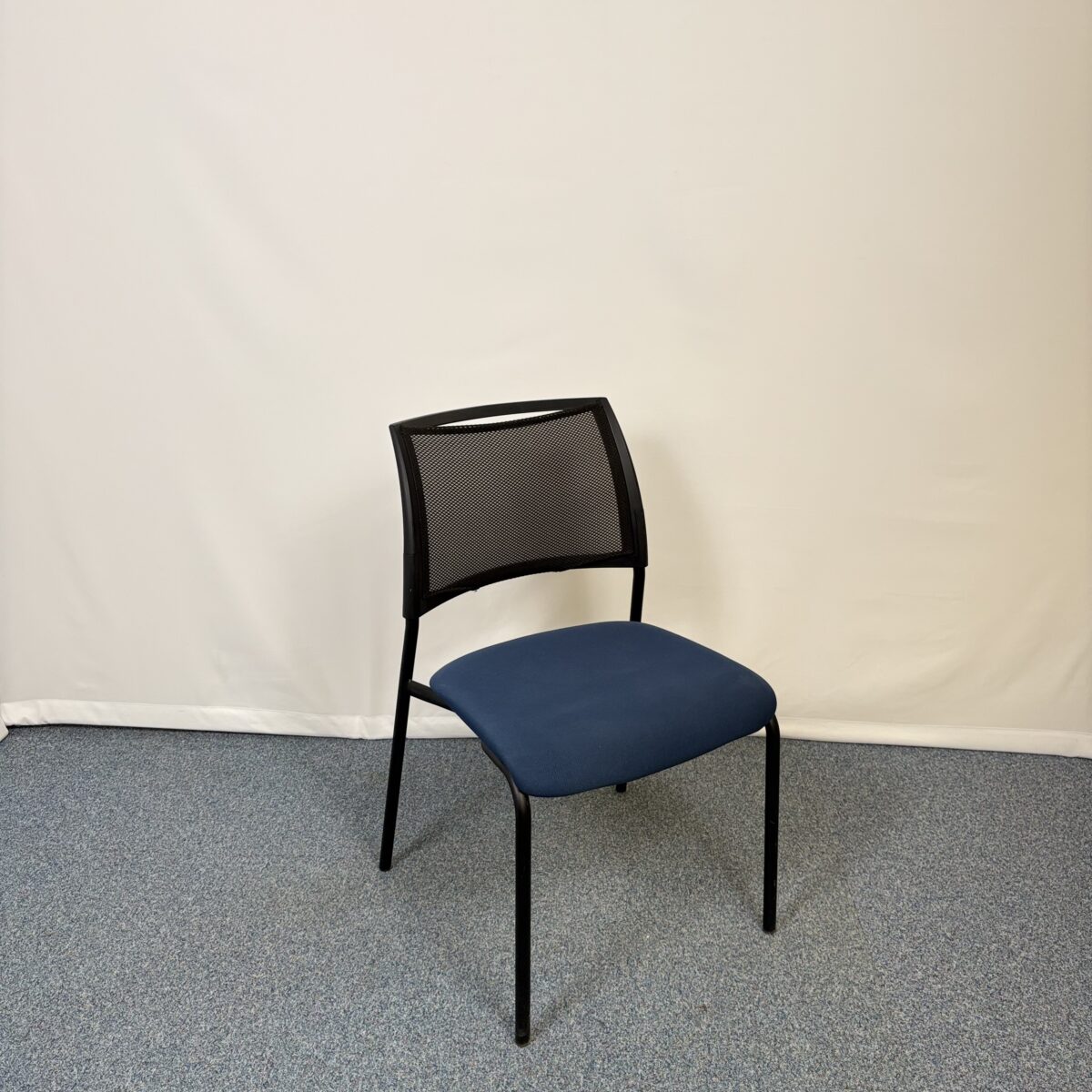 Chaise d'acceuil Majencia bleue élégante