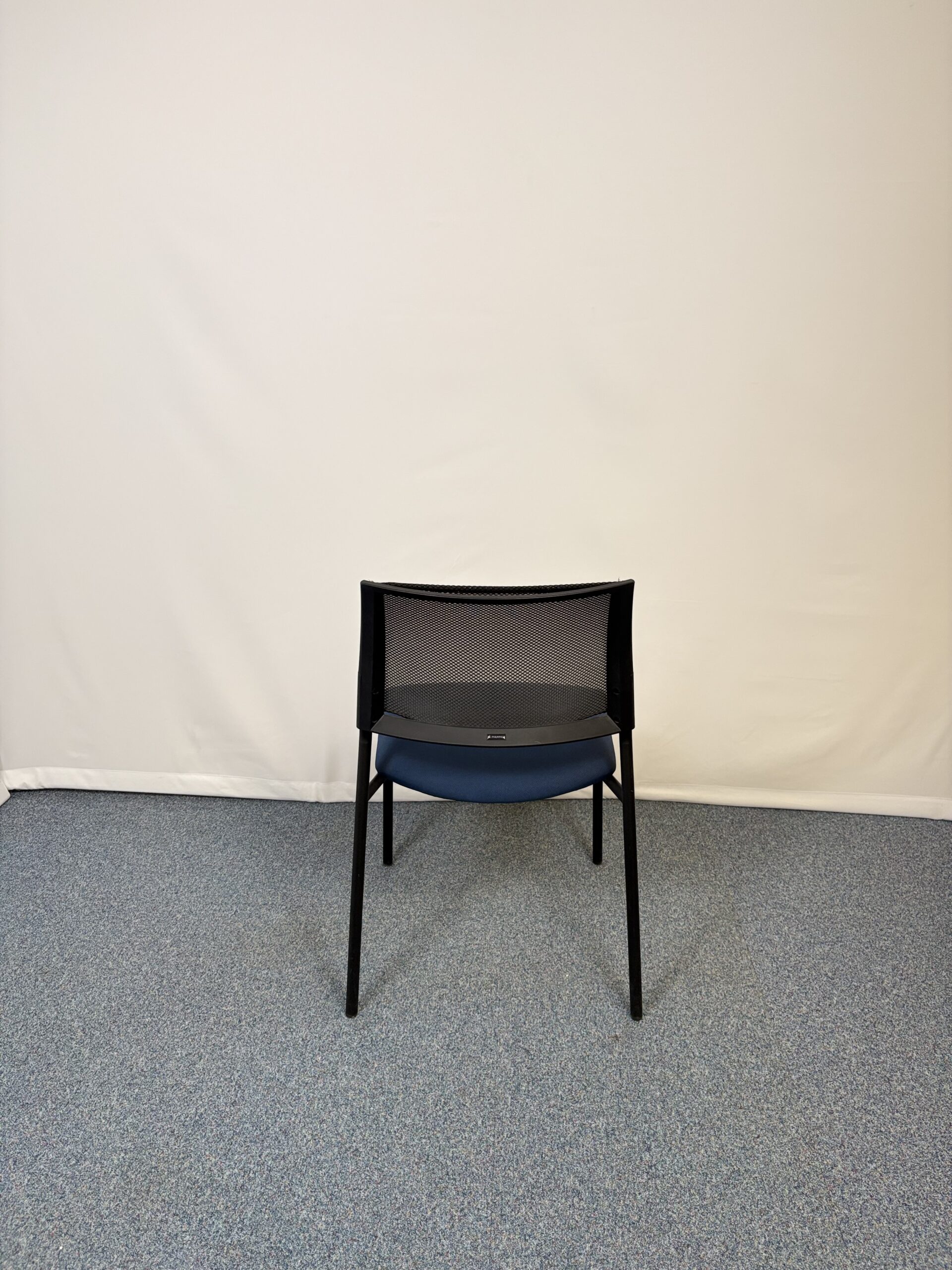 chaise-visiteur-plastique-tissu-bleu-majencia-3.jpeg