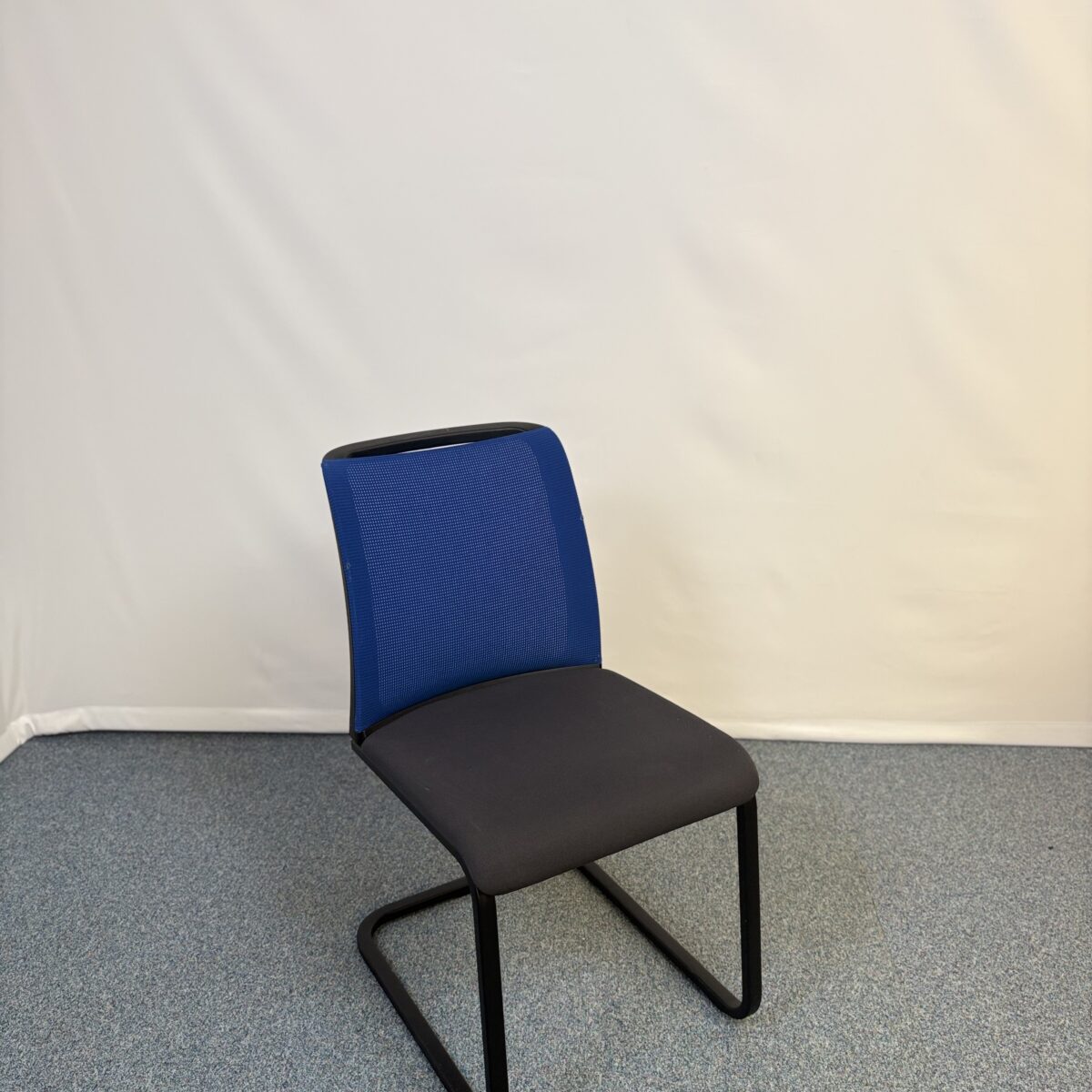 Chaise visiteur Steelcase bleue et noire au design moderne