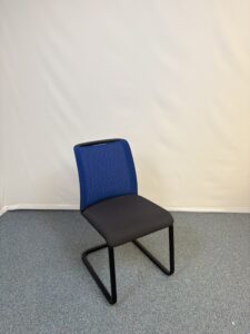 Chaise visiteur Steelcase bleue et noire au design moderne