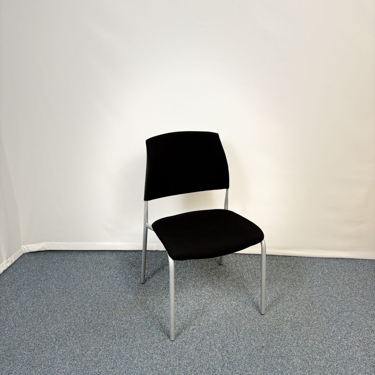 Chaise visiteur en plastique et tissu noir au style professionnel