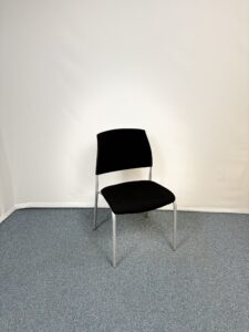 Chaise visiteur en plastique et tissu noir au style professionnel