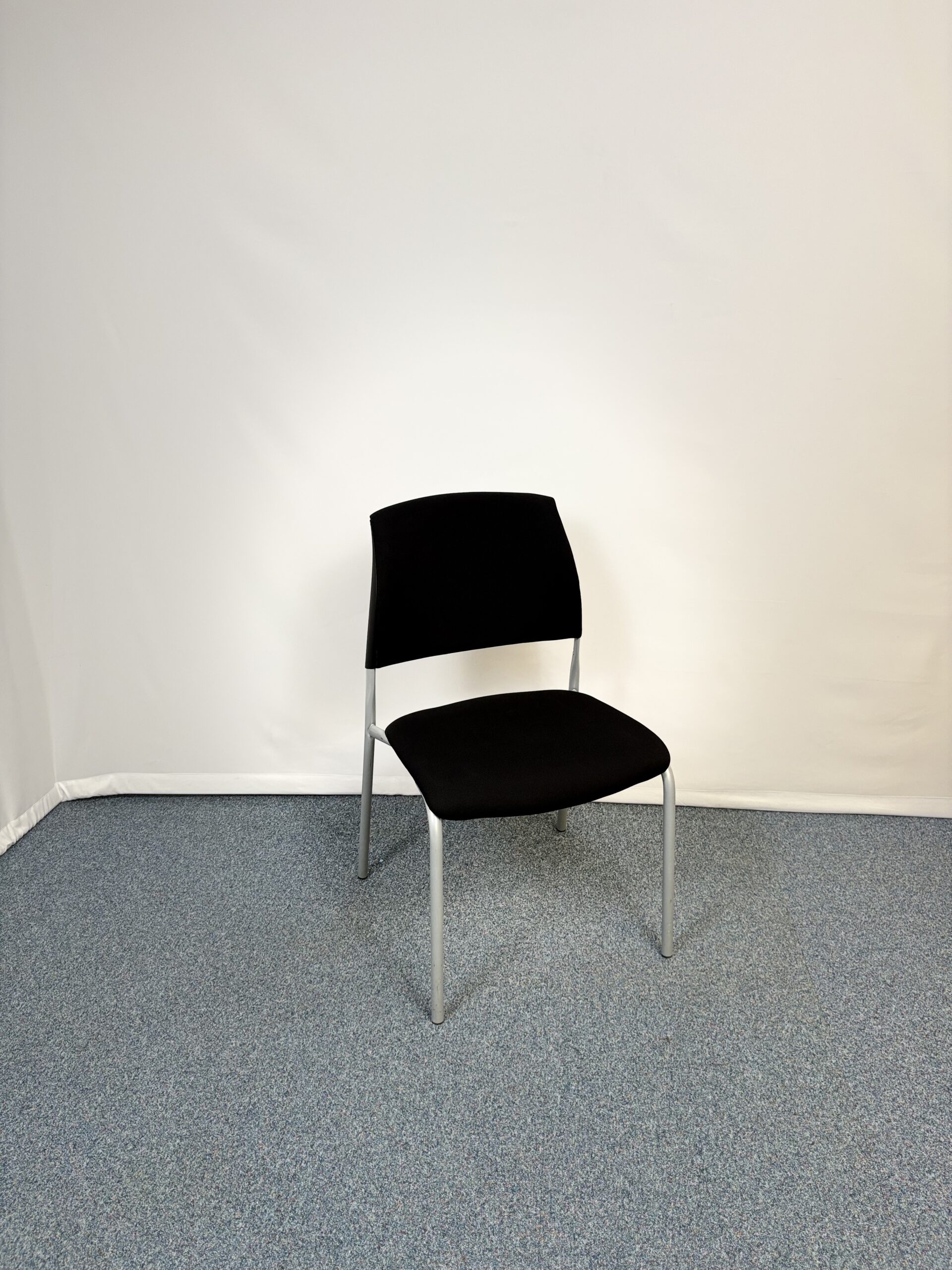 Chaise visiteur en plastique et tissu noir au style professionnel